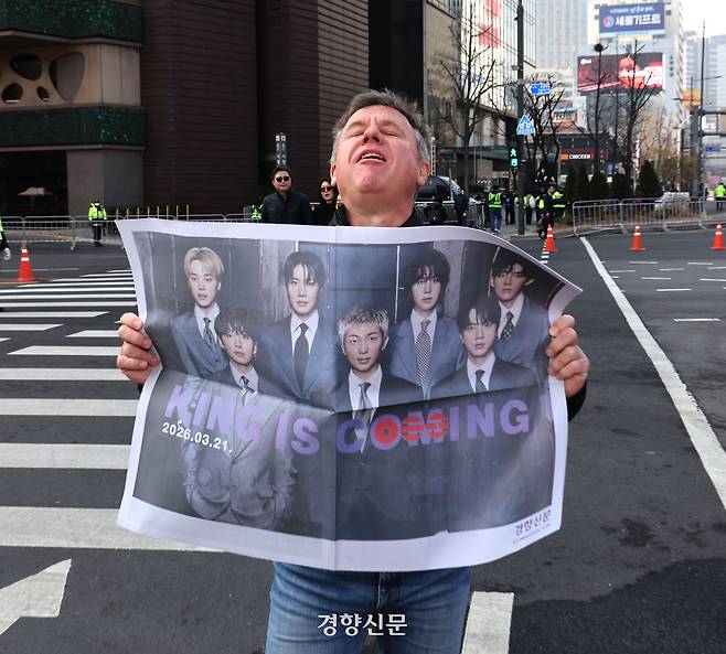 방탄소년단(BTS)의 컴백 공연을 보기 위해 한국은 찾은 한 외국인 팬이 21일 서울광장에서 경향신문이 특별판으로 제작해 배포한 ‘BTS 굿즈’를 들어보이고 있다. 강윤중 기자