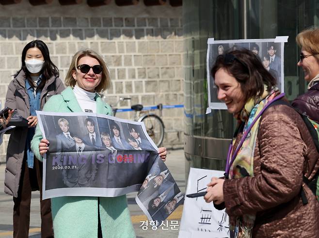 방탄소년단(BTS)의 컴백 공연을 보기 위해 한국은 찾은 외국인 팬이 21일 서울 덕수궁 앞에서 경향신문이 특별판으로 제작해 배포한 ‘BTS 굿즈’를 들어보이고 있다. 강윤중 기자