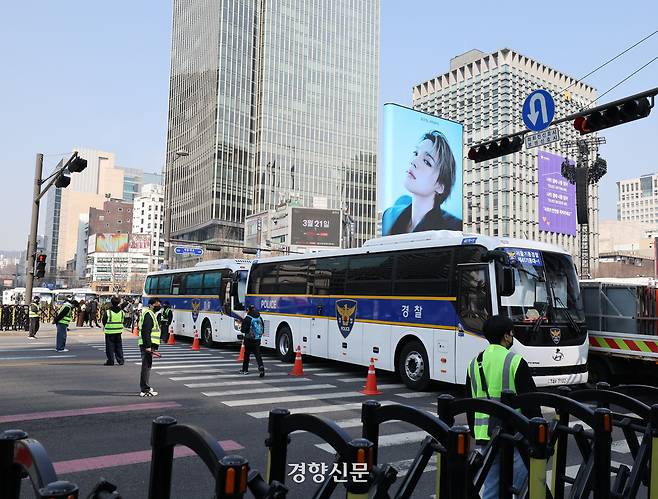 방탄소년단(BTS)의 컴백 공연 당일인 21일 무대와 관람석이 설치된 서울 광화문광장 인근 도로가 통제되고 있다. 2026.3.21. 강윤중 기자