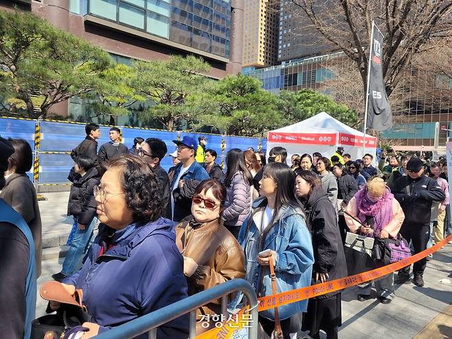 방탄소년단(BTS) 컴백 공연이 열리는 서울 종로구 광화문광장 일대에 21일 시민들이 금속탐지기 검사를 위해 줄 서 기다리고 있다. 백민정 기자