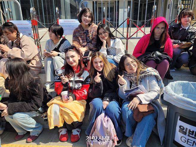 아르메니아에서 온 아니씨(23)와 친구들이 방탄소년단(BTS)의 컴백 공연이 열리는 21일 서울 종로구 광화문광장에 자리를 잡고 앉아있다. 백민정 기자