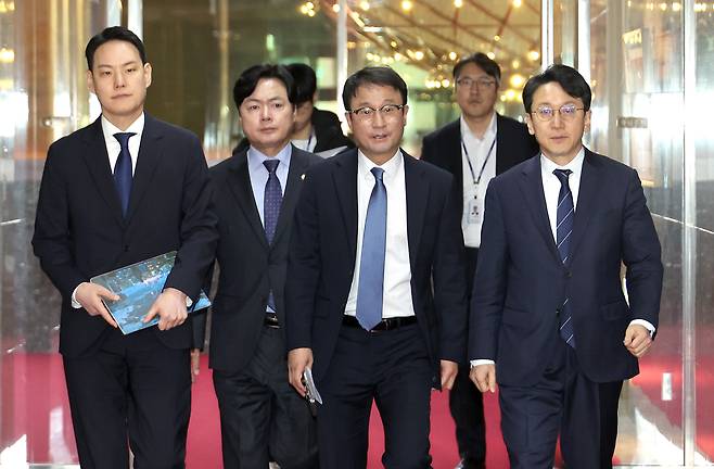 한병도 더불어민주당 원내대표를 비롯한 원내지도부가 지난 16일 국정조사와 관련한 논의를 하기 위해 국회 의장실에 입장하고 있다. 왼쪽부터 김한규 원내정책수석, 김현정 원내대변인, 한 원내대표, 천준호 원내운영수석.