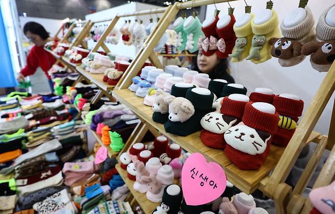 Baby shoes and other children's products are seen on display at a baby fair held at Kintex in Goyang, Gyeonggi, on Nov. 27. [NEWS1]