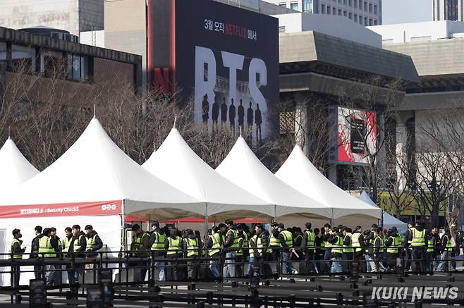 그룹 방탄소년단(BTS)의 컴백 공연이 열리는 21일 서울 종로구 광화문광장에서 공연 관계자들이 공연 준비를 하고 있다.