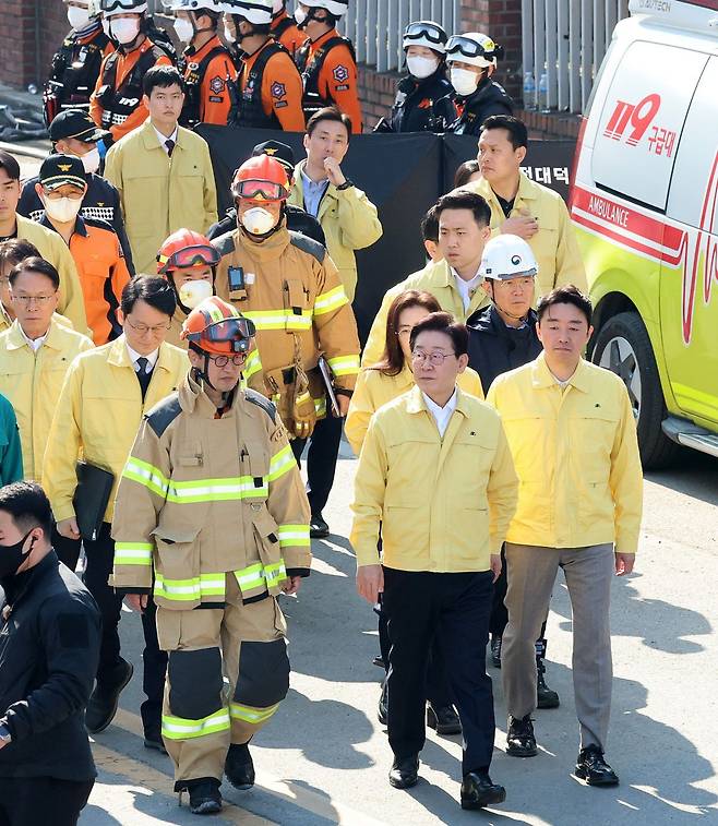 이재명 대통령이 21일 대전 대덕구 안전공업 건물의 대형 화재 현장을 찾아 피해 상황을 점검하고 있다. 연합뉴스