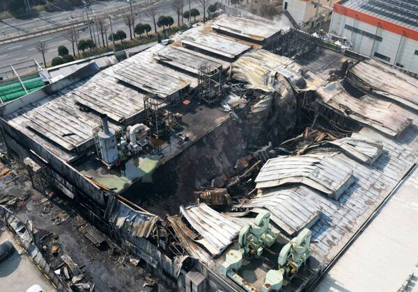 대형 화재가 발생한 대전 대덕구 안전공업 외관을 21일 오전 하늘에서 바라본 모습. 연합뉴스