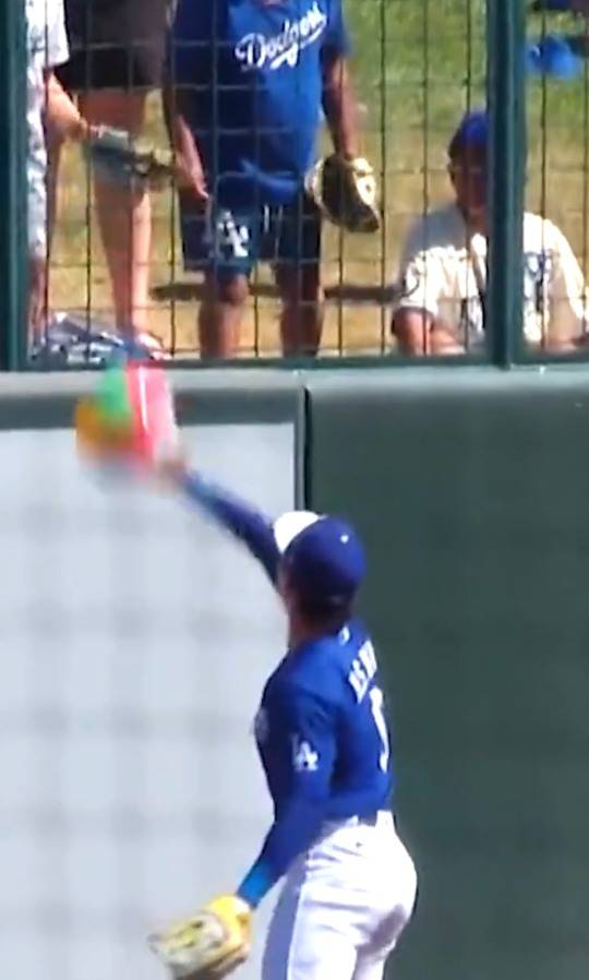 김혜성이 비치볼을 넘기려 애를 쓰고 있다. [TV 중계 화면 캡처]