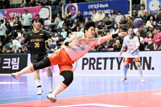 21일 부산시설공단과 경기에서 공격을 시도하는 서울시청 안혜인. 사진[연합뉴스]