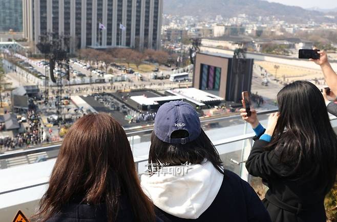 광화문 광장을 찾은 팬들. 사진l유용석 기자