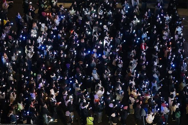 3년 9개월 만에 완전체로 복귀하는 방탄소년단(BTS)의 ‘BTS 컴백 라이브: ARIRANG’ 공연이 21일 서울 광화문광장 일대에서 펼쳐지는 가운데 팬덤 ‘아미(ARMY)’가 응원봉을 빛내고 있다. 이번 공연은 세계 190개국에 생중계된다. 2026.3.21 [사진공동취재단]