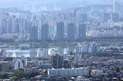 서울 성동구와 마포구를 비롯한 ‘한강 벨트’ 권역 등 수도권 집값이 다시 가파른 오름세를 보이는 가운데 8일 서울 남산에서 바라본 아파트·주택단지들. [연합뉴스]