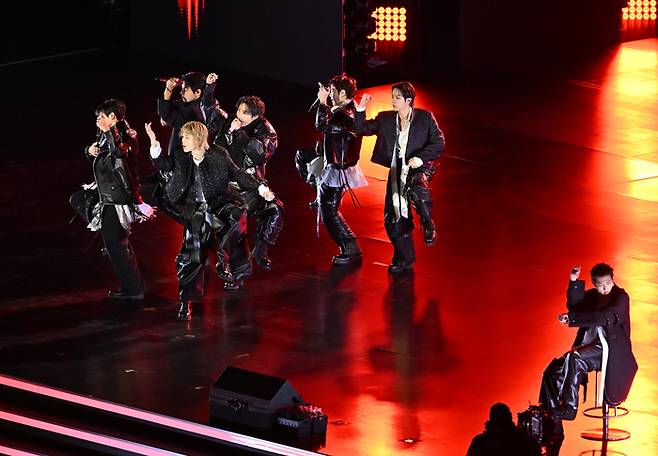 그룹 방탄소년단(BTS)이 21일 서울 광화문 광장에서 무료 복귀 공연 ‘BTS 컴백 라이브: 아리랑’(BTS THE COMEBACK LIVE | ARIRANG)가 펼쳐졌다.  BTS의 RM, 진, 슈가, 제이홉, 지민, 뷔, 정국이 공연을 펼치고 있다. [사진공동취재단]