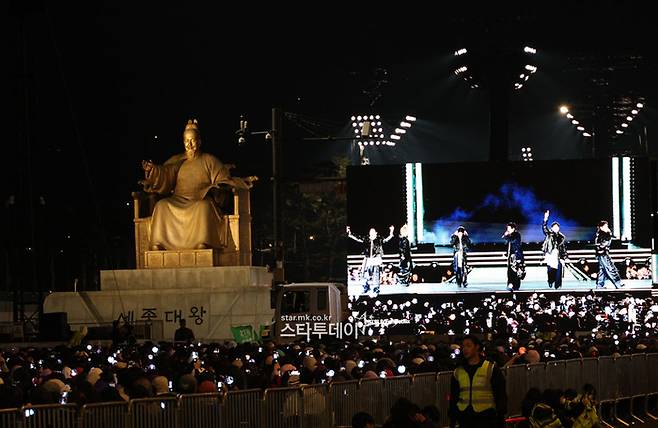 방탄소년단의 광화문 공연이 무사히 성료됐다. 사진ㅣ한국온라인사진기자협회 공동취재단