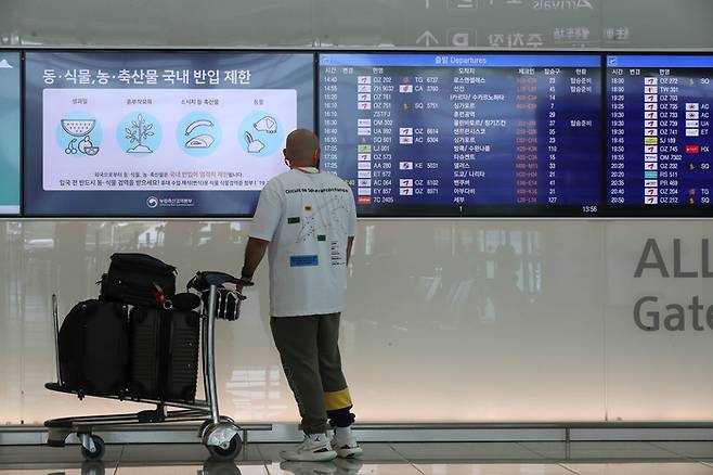 중동 사태로 4월 국제선 항공권에 부과되는 유류할증료가 급등하며 여행객 부담이 늘어날 전망이다. 사진은 인천국제공항 제2여객터미널 출국장 모습.(매경DB)