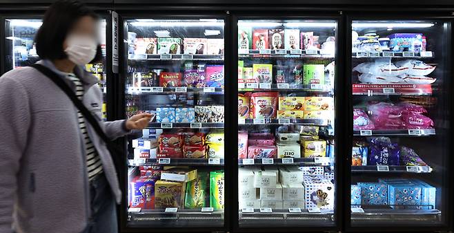 지난 3월 19일 서울 시내의 한 대형마트에 진열된 아이스크림. 제과·빙과류·양산빵을 생산하는 5개 업체는 4월 출고분부터 19개 제품 가격을 100∼400원, 최대 13.4% 인하한다. 빙과 부문에서는 롯데웰푸드, 빙그레 등 2개 업체가 아이스크림 8종 가격을 평균 5.4~6% 인하한다. (연합뉴스)