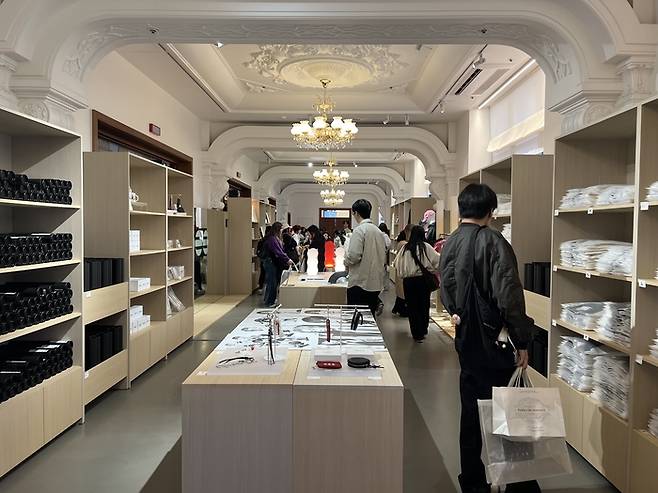 팝업스토어 방문객들이 ‘머천다이즈(MD) 샵’에서 BTS 관련 굿즈를 구경하고 있다. (이채원 기자)