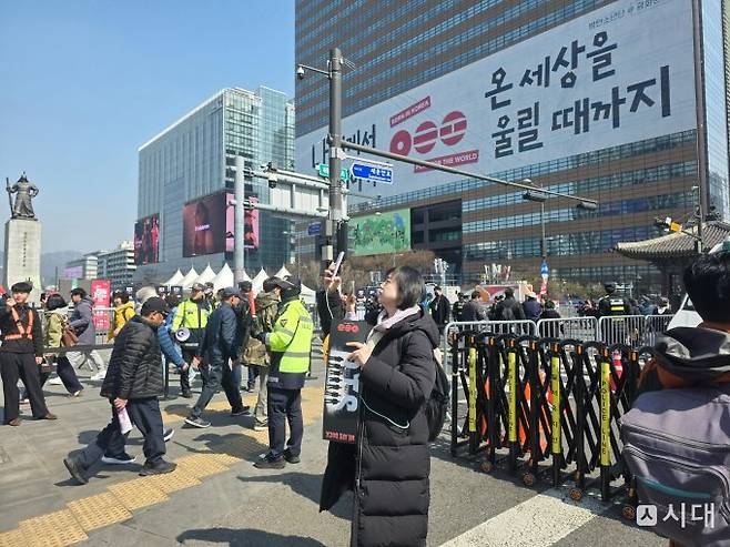 방탄소년단 완전체 컴백 공연을 앞둔 21일 오후 서울 광화문 광장 인근에 인파가 몰려들고 있다. / 사진=김성아 기자