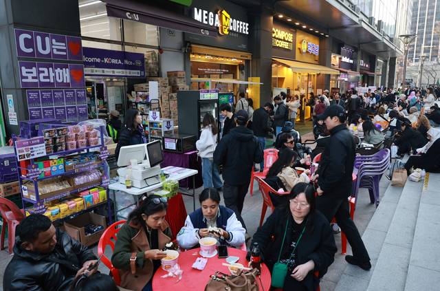 그룹 방탄소년단(BTS)이 정규 5집 ‘아리랑’(ARIRANG) 발매를 기념해 무료 공연 ‘BTS 컴백 라이브: 아리랑’(BTS THE COMEBACK LIVE|ARIRANG)을 여는 21일 서울 광화문 광장 인근에서 ‘아미’(BTS 팬덤)들이 공연 시작을 기다리며 음료 등을 먹고 있다. 연합뉴스