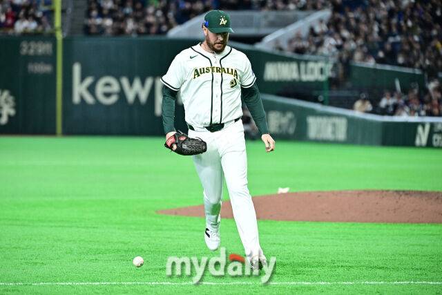 9일 일본 도쿄돔에서 열린 2026 월드 베이스볼 클래식(WBC) 조별리그 한국-호주 경기. 호주 오러클린 투수가 7회초 1사에 안현민의 내야 안타를 바라보고 있다./마이데일리