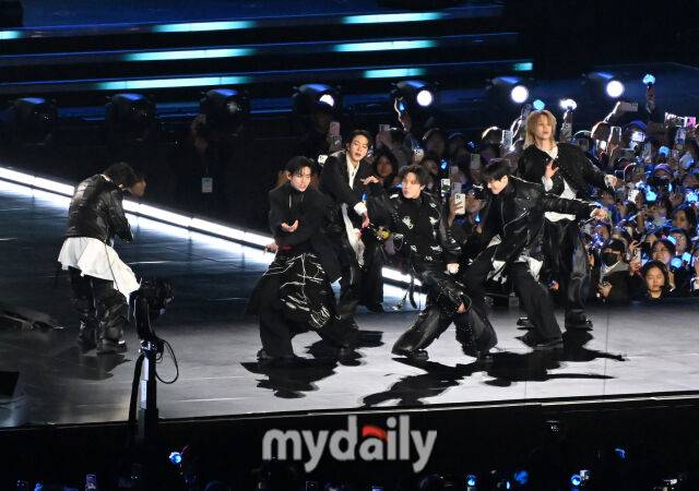 2026년 3월 21일 오후 서울 광화문 광장에서 방탄소년단 'BTS 컴백 라이브: ARIRANG' 공연이 열렸다. 방탄소년단(BTS)이 공연하고 있다. / 한국온라인사진기자협회 공동취재단