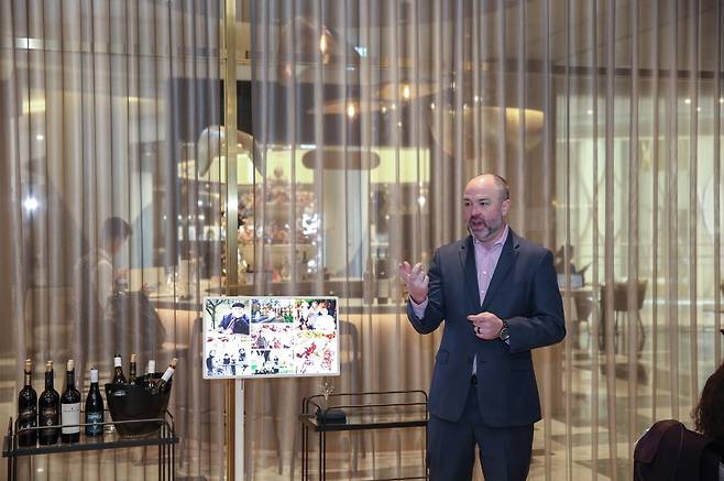 코폴라 런칭 행사에서 톰 크리하우저 코폴라 아시아태평양 총괄이 와이너리를 설명하고 있다. [아영FBC 제공]