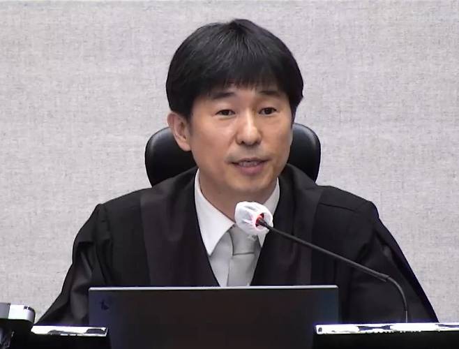 서울중앙지법 형사합의25부 지귀연 부장판사가 지난달 19일 서초구 서울중앙지방법원에서 열린 12·3 비상계엄 관련 윤석열 전 대통령의 내란 우두머리 혐의 1심 판결 선고 주문을 낭독하고 있다. [연합]