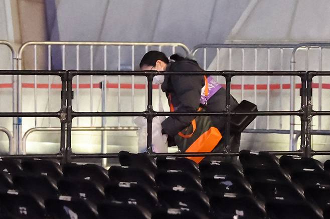 그룹 방탄소년단(BTS)이 정규 5집 ‘아리랑’(ARIRANG) 발매를 기념해 무료 공연 ‘BTS 컴백 라이브: 아리랑’(BTS THE COMEBACK LIVE｜ARIRANG)을 마친 21일 서울 종로구 광화문 광장에서 아미 자원봉사자가 쓰레기를 정리하고 있다. [연합]