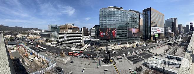 [서울=뉴시스] 조성우 기자 = 방탄소년단(BTS) 컴백 공연을 이틀 앞둔 19일 서울 종로구 광화문광장에서 무대 준비가 진행되고 있다. 2026.03.19. xconfind@newsis.com