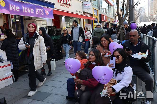 [서울=뉴시스] 권창회 기자 = 방탄소년단(BTS) 컴백 공연 당일인 21일 서울 종로구 광화문광장에서 외국팬들이 휴식을 취하며 대기하고 있다. 2026.03.21. kch0523@newsis.com