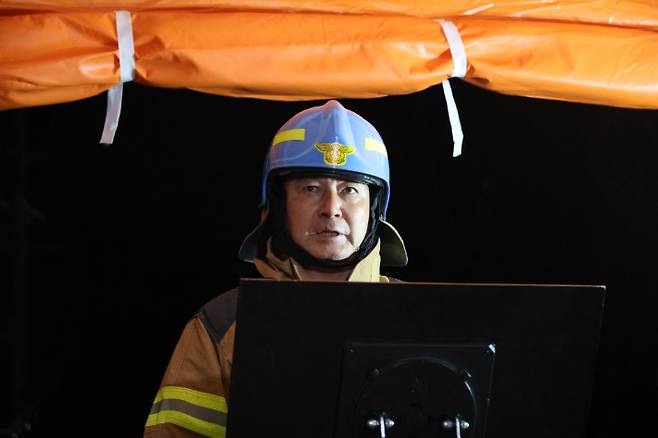 지난 20일 불이 난 대전 대덕구 자동차부품 제조 공장인 안전공업 앞에서 남득우 대전대덕소방서장이 21일 0시께 5차 소방 브리핑을 진행하고 있다. 연합뉴스