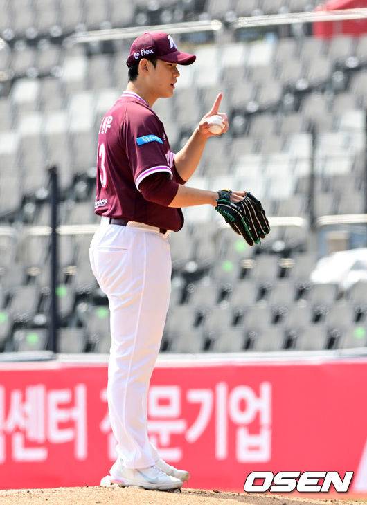 [OSEN=수원, 지형준 기자] 20일 경기도 수원 KT위즈파크에서 ‘2026 신한 SOL KBO리그’ 시범경기 KT 위즈와 키움 히어로즈의 경기가 열렸다.KT는 10위(1승 2무 4패), 키움는 공동 8위(2승 1무 4패)를 기록중이다. 3회말 키움 정현우가 투구를 준비하고 있다. 2026.03.20&nbsp;/ jpnews@osen.co.kr