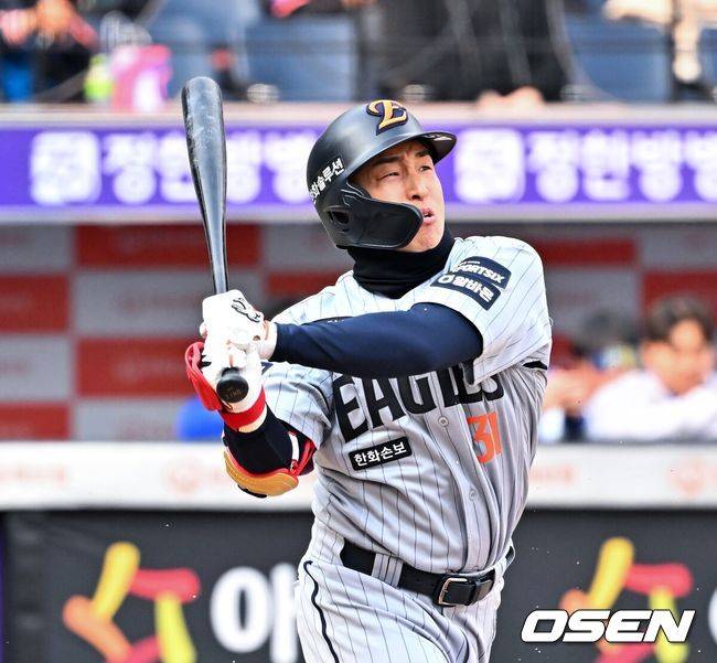 [OSEN=대전, 민경훈 기자]7회말 2사 대타로 나온 한화 손아섭이 투수 앞 땅볼 타구를 때리고 있다. 2026.03.12 /rumi@osen.co.kr