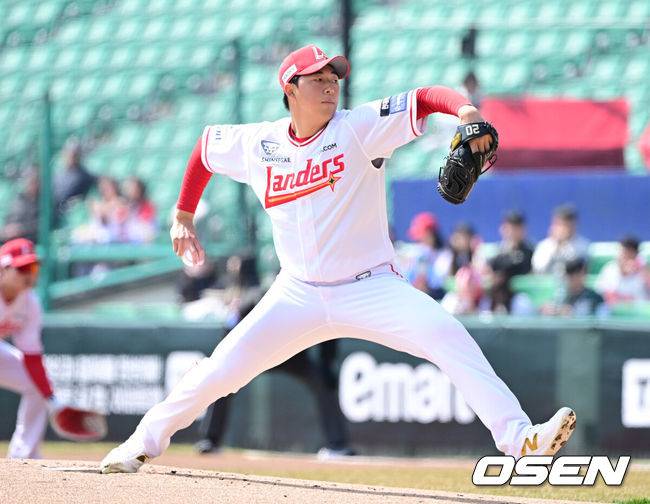[OSEN=인천, 최규한 기자] 20일 인천 SSG랜더스필드에서 ‘2026 신한 SOL KBO리그’ 시범경기 SSG 랜더스와 LG 트윈스 경기가 열렸다.홈팀 SSG는 김민준, 방문팀 LG는 요니 치리노스를 선발로 내세웠다.1회초 SSG 선발 김민준이 힘차게 공을 뿌리고 있다. 2026.03.20 / dreamer@osen.co.kr