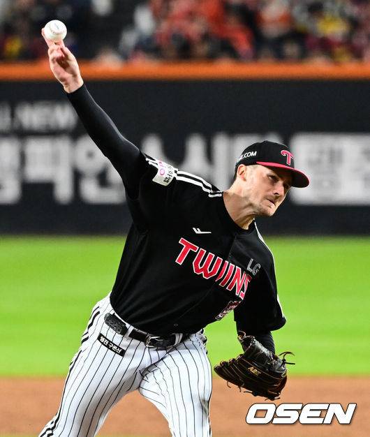 [OSEN=대전, 지형준 기자] 31일 대전 한화생명볼파크에서 2025 신한 SOL Bank KBO리그 포스트시즌 한국시리즈 5차전 한화 이글스와 LG 트윈스의 경기가 열렸다.이날 경기에 한화는 문동주를, LG는 톨허스트를 선발투수로 내세웠다. 5회말 LG 톨허스트가 역투하고 있다. 2025.10.31 /jpnews@osen.co.kr