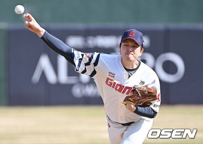 [OSEN=부산, 이석우 기자] 21일 부산 사직야구장에서 2026 신한 SOL KBO 리그 롯데 자이언츠와 한화 이글스의 시범경기가 열렸다. 홈팀 롯데는 로드리게스가, 방문팀 한화는 엄상백이 선발 출전했다.롯데 자이언츠 김원중이 역투하고 있다. 2026.03.21 / foto0307@osen.co.kr