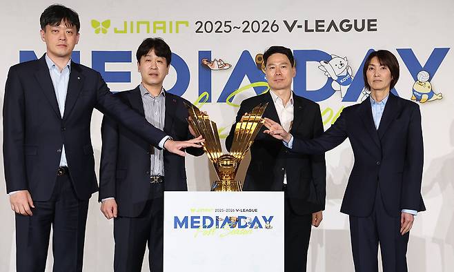 20일 오후 서울 강남구 호텔리베라청담에서 열린 프로배구 진에어 2025-2026 V리그 포스트시즌 미디어데이에서 여자부 참가팀 감독들이 포즈를 취하고 있다. 왼쪽부터 GS칼텍스 이영택 감독, 한국도로공사 김종민 감독, 현대건설 강성형 감독, 흥국생명 요시하라 토모코 감독. 뉴스1