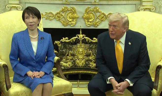 19일(현지시간) 미국을 방문한 다카아치 사나에 일본 총리(왼쪽)가 백악관에서 도널드 트럼프 미국 대통령과 정상회담을 하고 있다. 로이터연합뉴스