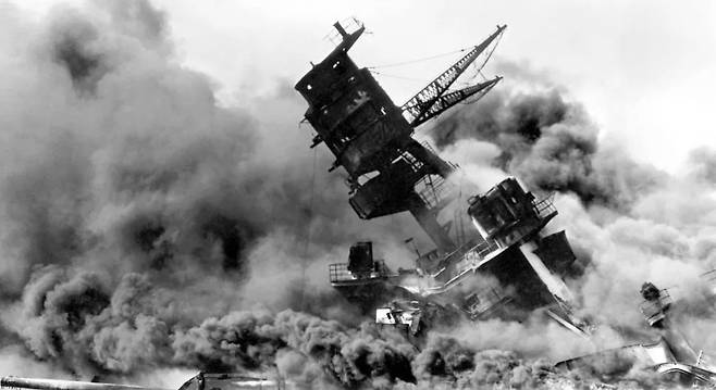 1941년 12월7일 일본군이 미국 하와이 진주만의 태평양 함대를 공습해 폭격을 당한 미 해군 함정이 화염에 휩싸인 채 침몰하고 있다. 게티이미지