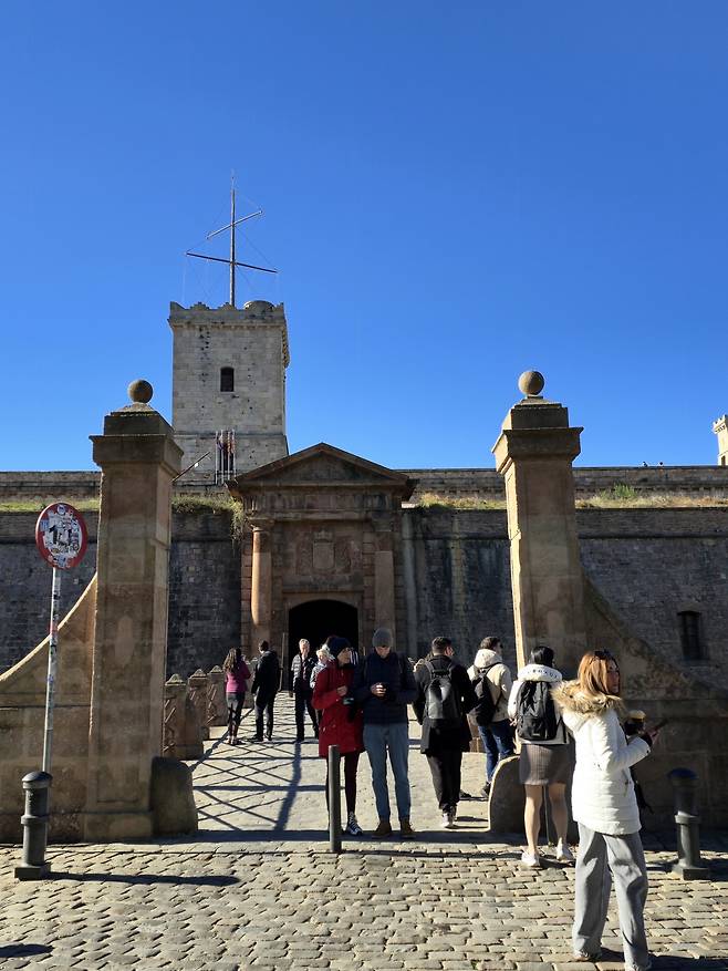 몬주익 성 입구.