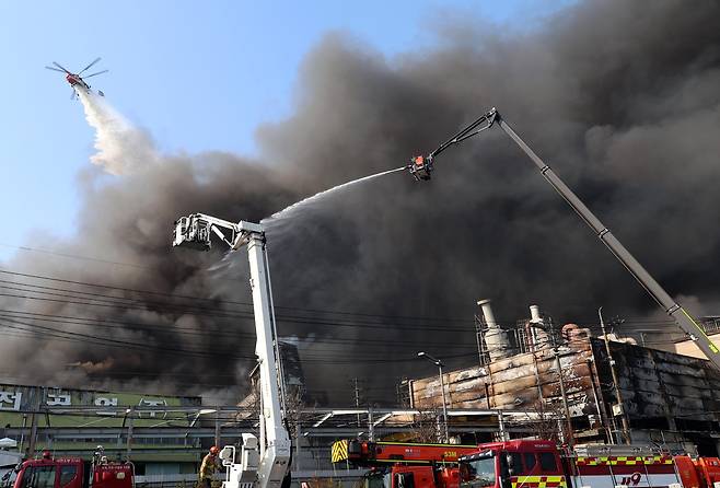 20일 오후 1시17분께 대전광역시 대덕구 문평동의 자동차 부품공장에서 화재가 발생해 소방헬기가 화재 진압을 하고 있다. 뉴시스