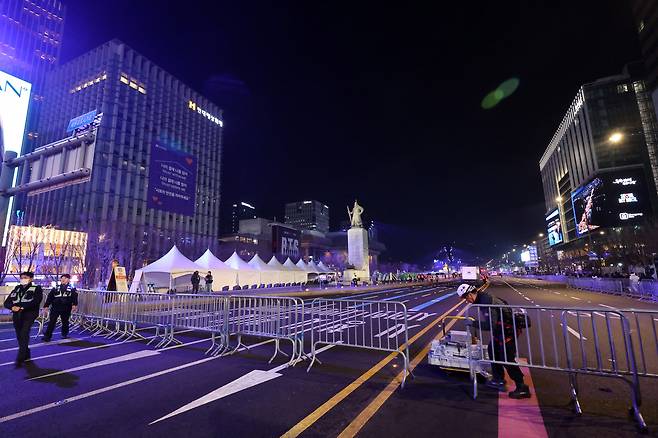 방탄소년단(BTS) 컴백 공연 전날인 20일 오후 서울 종로구 세종대로가 전면 통제돼 있다. 뉴시스