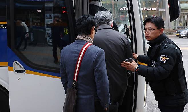 그룹 방탄소년단(BTS) 컴백 공연이 열리는 21일 오후 서울 중구 을지로3가역 인근에서 공연장 주변 결혼식 하객들이 경찰 기동대 버스를 이용해 이동하고 있다. 서울경찰청은 이날 오후 3시부터 4시까지 을지로3가역~한국프레스센터 구간에 기동대 버스를 투입해 하객 이동을 지원한다고 밝혔다.&nbsp;뉴시스