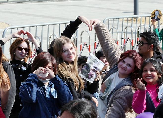 방탄소년단(BTS) 컴백 공연일인 21일 오전 서울 종로구 광화문광장에서 팬들이 공연 시작을 기다리며 취재진을 향해 환호하고 있다. 뉴스1