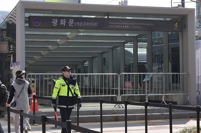 방탄소년단(BTS) 컴백 공연일인 21일 서울 광화문역 출입구가 통제되고 있다. 이날 5호선 광화문역은 오후 2∼10시, 3호선 경복궁역과 1·2호선 시청역은 오후 3∼10시 무정차 통과한다. 지하철을 이용하려면 근처 역으로 이동해야 한다. 뉴스1