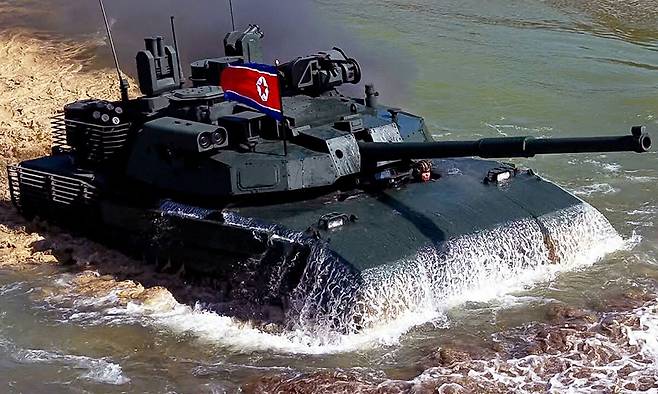 북한의 신형 전차가 도하를 하고 있다. 노동신문·뉴스1