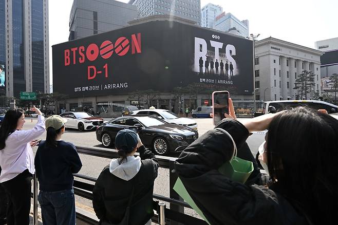 방탄소년단(BTS) 컴백 공연을 하루 앞둔 20일 서울 중구 신세계백화점 본점 미디어 파사드 신세계스퀘어에 BTS의 신곡 ‘Swim’ 뮤직비디오가 나오고 있다. 조태형 기자 2026.03.20