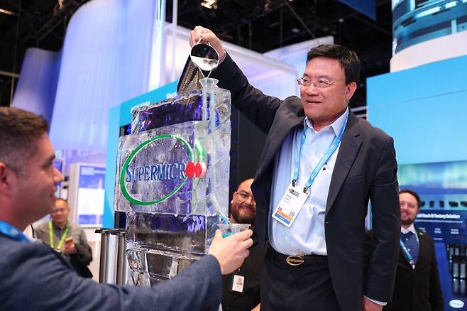 이샨 월리 리아우 슈퍼마이크로 부사장이 지난 17일(현지 시간) GTC 행사 부스에서 서버 냉각 과정을 시연하고 있다. 엑스 캡처