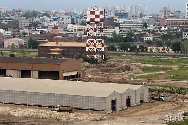 강원특별자치도 춘천시에서 미군이 철수한 지도 21년째다. 사진은 2011년 춘천시 중심부에 위치했던 전 주한미군부대 캠프 페이지의 전경. ⓒ시사IN 조남진