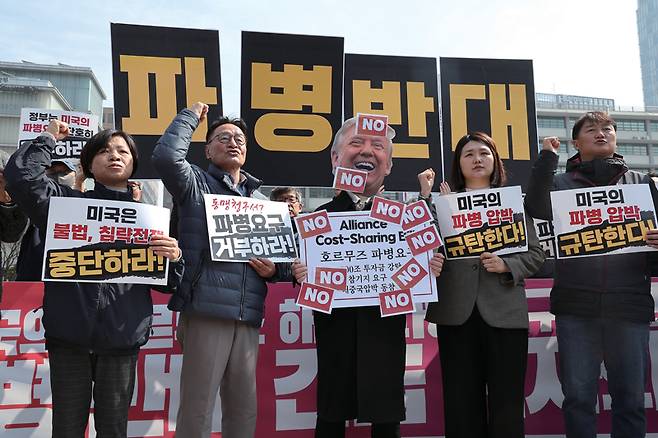 3월16일 서울 종로구 주한 미국대사관 앞에서 열린 '미국의 호르무즈해협 파병 요구 규탄 및 파병 반대 긴급 기자회견'에서 참가자들이 구호를 외치고 있다. ⓒ연합뉴스