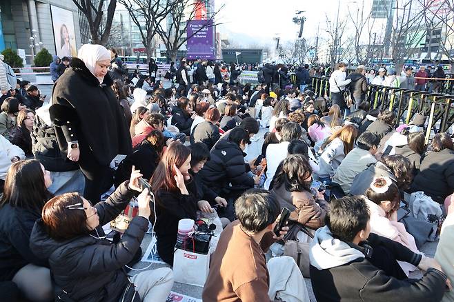 무료관람석에서 공연을 보기 위해 자리를 잡고 기다리고 있는 팬들의 모습 ⓒ시사저널 이종현